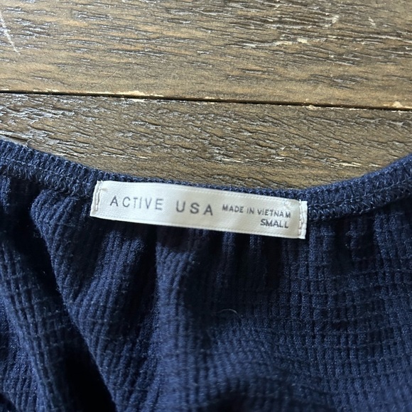 ACTIVE USA Women’s Summer Top Size Small Navy Blue knot In Front Very GUC - Picture 7 of 8